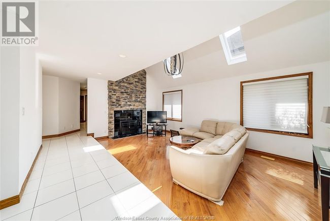 327 Majestic Dr, House other with 4 bedrooms, 4 bathrooms and null parking in Tecumseh ON | Image 5