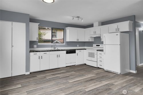 b-338 16th Avenue, Seattle, WA, 98122 | Card Image