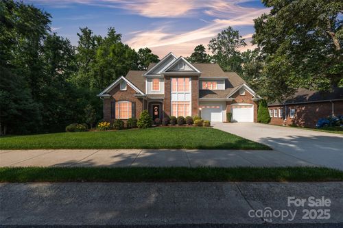 1747 30th Avenue Dr Ne, Hickory, NC, 28601-9072 | Card Image