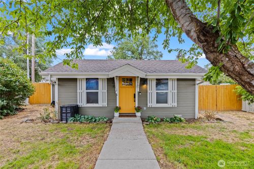 102 E Manitoba Ave, Ellensburg, WA, 98926-3643 | Card Image