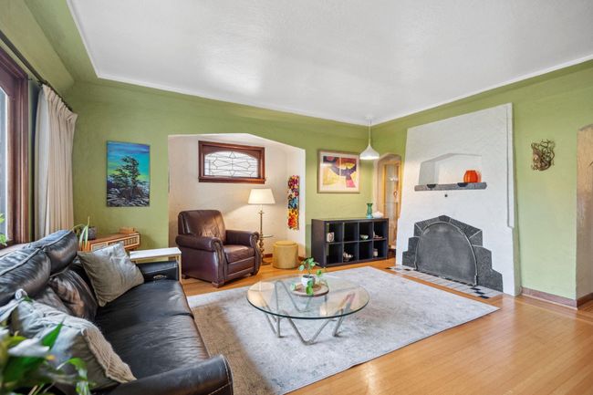 1216 Edinburgh St, House other with 5 bedrooms, 3 bathrooms and 2 parking in New Westminster BC | Image 4