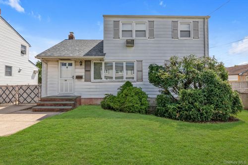 32 Jersey Street, Oyster Bay, NY, 11801 | Card Image