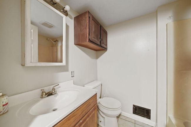 Main Floor Guest Bath | Image 18