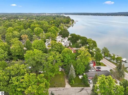 116 Huron Pl, Cadillac, MI, 49601-9235 | Card Image