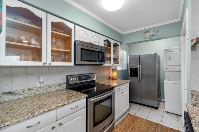 Stainless appliances and granite counters | Image 7
