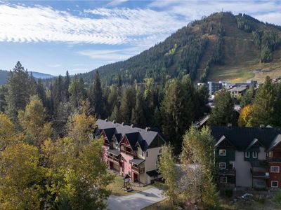 E - 1001 Mountain View Rd, Townhouse with 4 bedrooms, 4 bathrooms and null parking in Rossland BC | Image 3