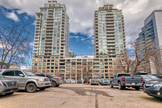 401 - 51 Waterfront Mews Sw, Home with 2 bedrooms, 2 bathrooms and 3 parking in Calgary AB | Image 2