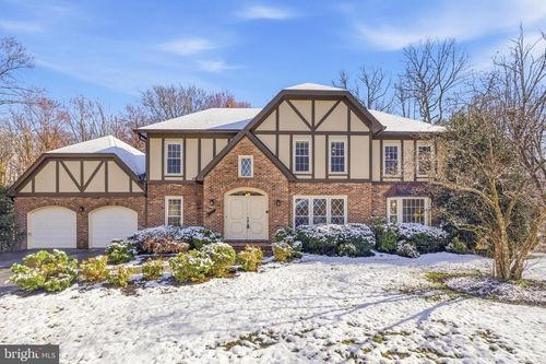 8661 Chase Glen Cir, FAIRFAX STATION, VA, 22039-3310 | Card Image