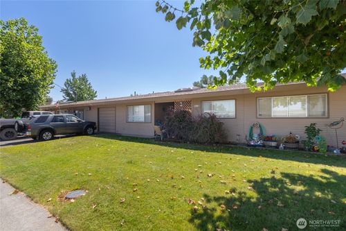 9035 Forrestal Ln, Moses Lake, WA, 98837-3111 | Card Image