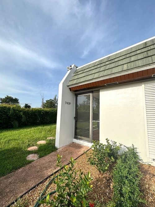 0-7439 Twin Sabal Dr, Miami Lakes, FL, 33014-2561 | Card Image