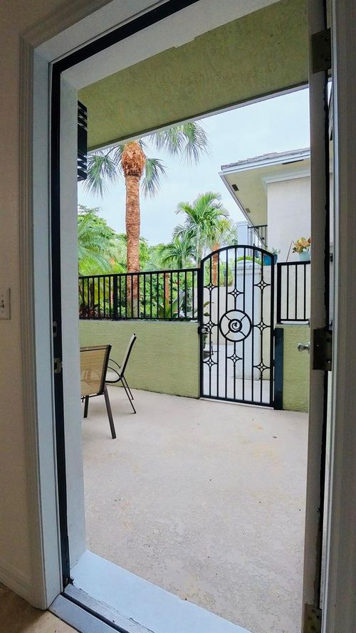 apt-9-1000 Palm Trl, Delray Beach, FL, 33483-5854 | Card Image