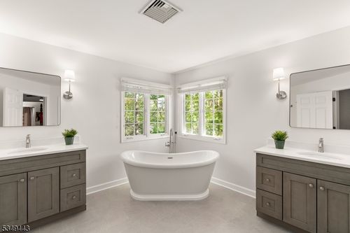 2 Linsey Ct, Mendham Twp, NJ, 07945-2947 | Card Image