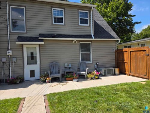 617 S Hiawatha Ave, Pipestone, MN, 56164-1547 | Card Image