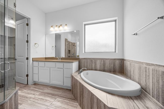 Primary Ensuite Bathroom with Spacious Bathtub | Image 14