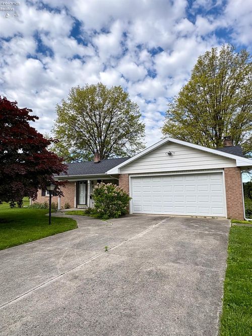 41 Oakwood Dr, Tiffin, OH, 44883-1945 | Card Image