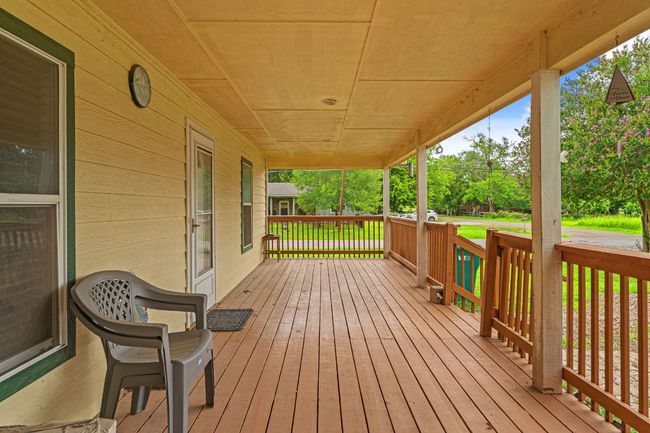 300 Walker St, House other with 3 bedrooms, 2 bathrooms and 1 parking in Smithville TX | Image 4