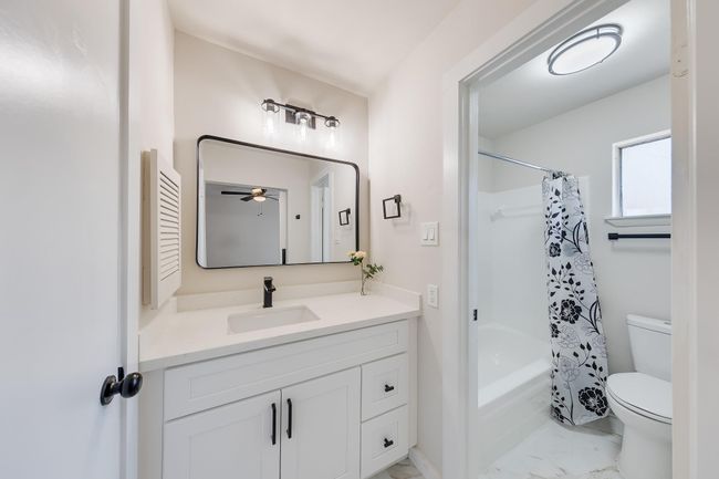 Primary Bedroom bathroom. | Image 21