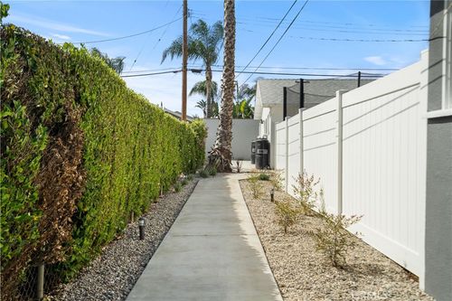 18924 Sylvan St, Tarzana, CA, 91335-6735 | Card Image