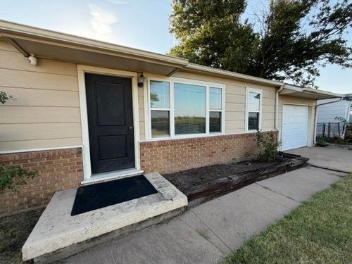1229 N Spencer Rd, Newton, KS, 67114-2551 | Card Image