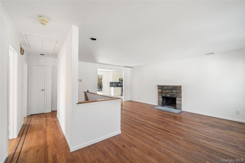 24 Elderberry Rd, Syosset, NY, 11791-6203 | Card Image