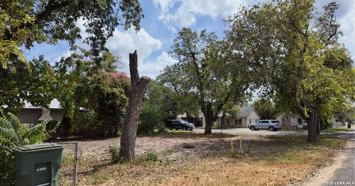 118 E Mesquite St, Uvalde, TX, 78801-4709 | Card Image