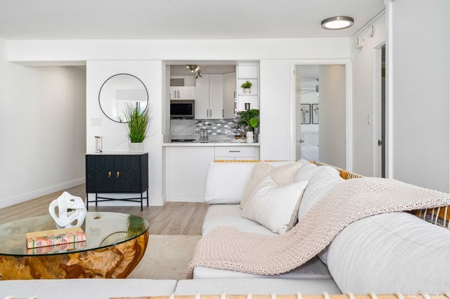 APT-1702 - 2575 Kuhio Ave, Condo with 2 bedrooms, 2 bathrooms and 1 parking in Honolulu HI | Image 4