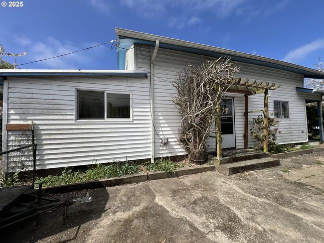 1042 Fir Ave, House other with 3 bedrooms, 1 bathrooms and null parking in Reedsport OR | Image 40