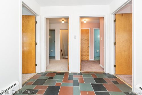 28777 W 11 Mile Rd, Farmington Hills, MI, 48336-1401 | Card Image