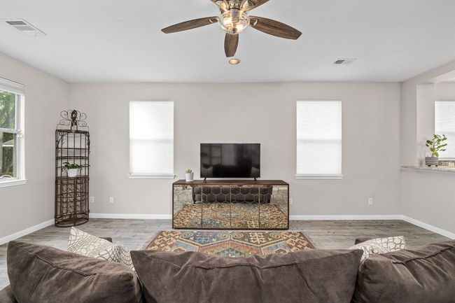 Living area featuring visible vents, wood finished floors, and a ceiling fan | Image 9