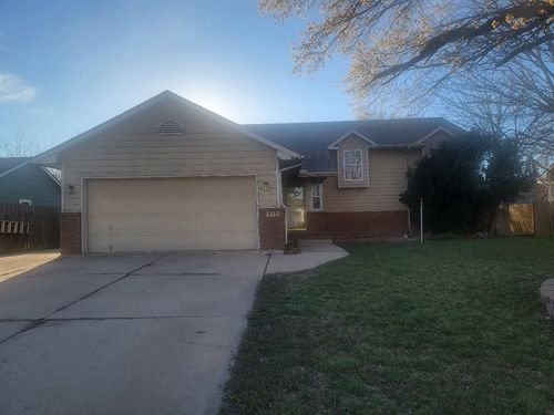 929 Clover Ln, Valley Center, KS, 67147-9216 | Card Image