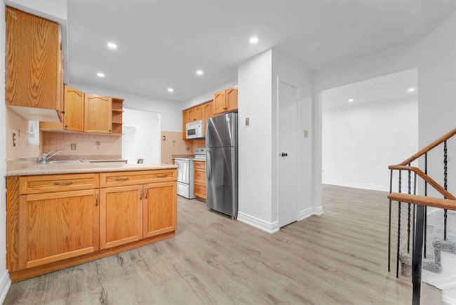 404 Hansen Rd N, House attached with 4 bedrooms, 4 bathrooms and 4 parking in Brampton ON | Image 9