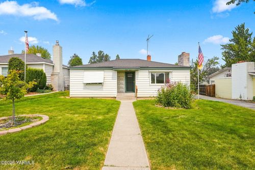 807 W Home Ave, Selah, WA, 98942-1033 | Card Image