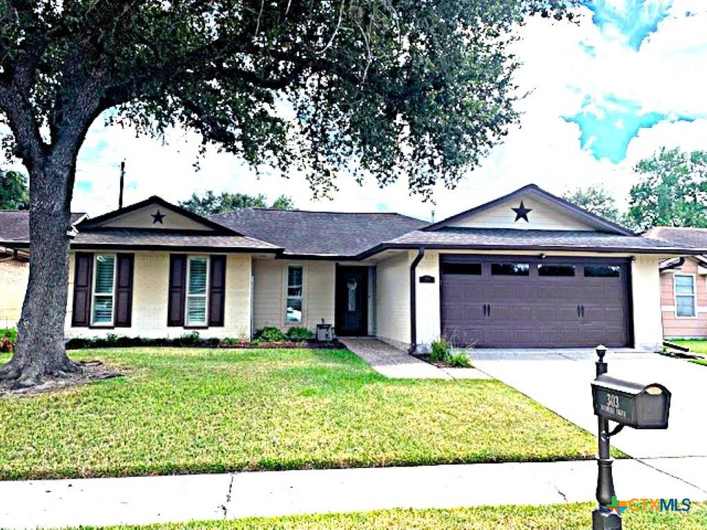 Roanoke Dr, Victoria, TX 77904