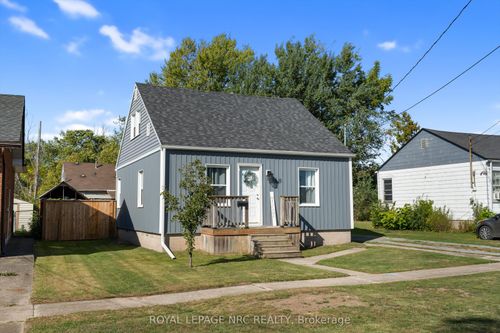 30 Douglas St, Fort Erie, ON, L2A3W4 | Card Image