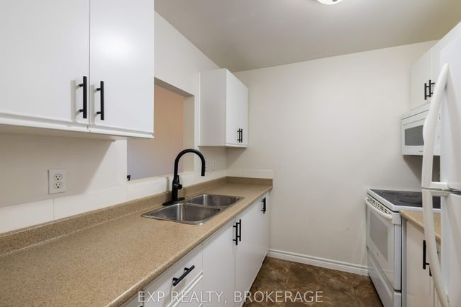 212 - 573 Armstrong Rd, Condo with 2 bedrooms, 1 bathrooms and 1 parking in Kingston ON | Image 10