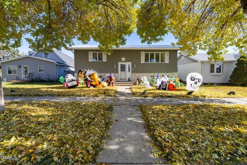 520 9th Avenue W, Williston, ND, 58801 | Card Image