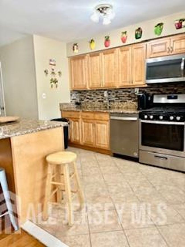 318 High St, Townhouse with 3 bedrooms, 2 bathrooms and null parking in Perth Amboy NJ | Image 16