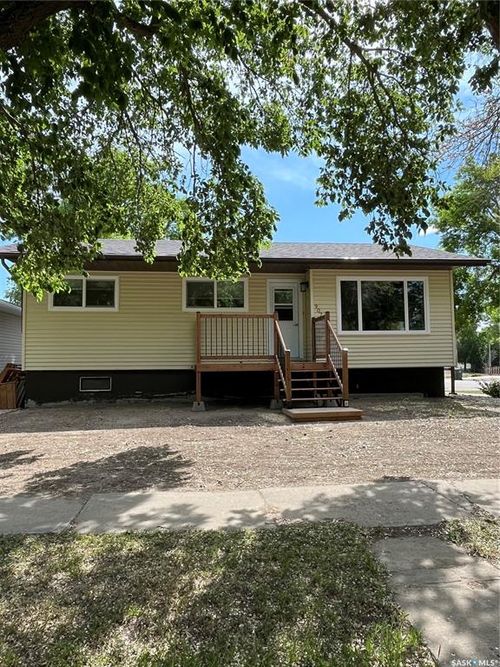 902 Main St, Rosetown, SK, S0L2V0 | Card Image