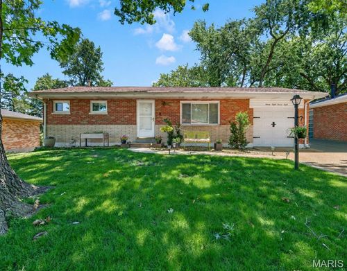 9828 Whitcomb Ln, Saint Louis, MO, 63123-6206 | Card Image