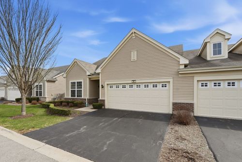 561 Autumn Circle, Pingree Grove, IL, 60140 | Card Image