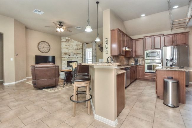 Kitchen/Family Room | Image 15