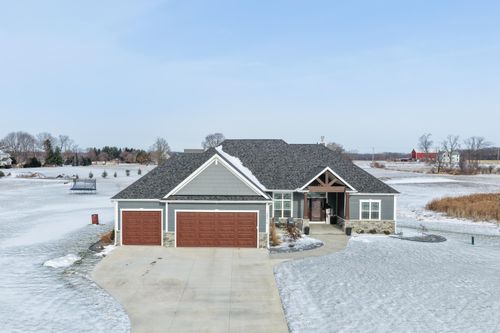 28516 Blue Crane Ct, Waterford, WI, 53185-5118 | Card Image