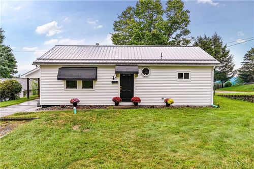 40 Viewmont Dr, Latrobe, PA, 15650-1030 | Card Image