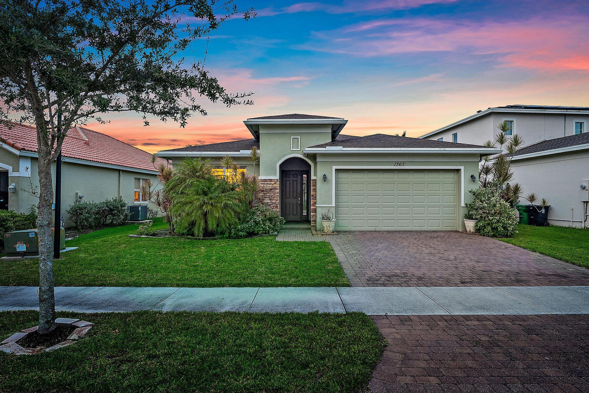 Leonardo Cir, Port Saint Lucie, FL 34986