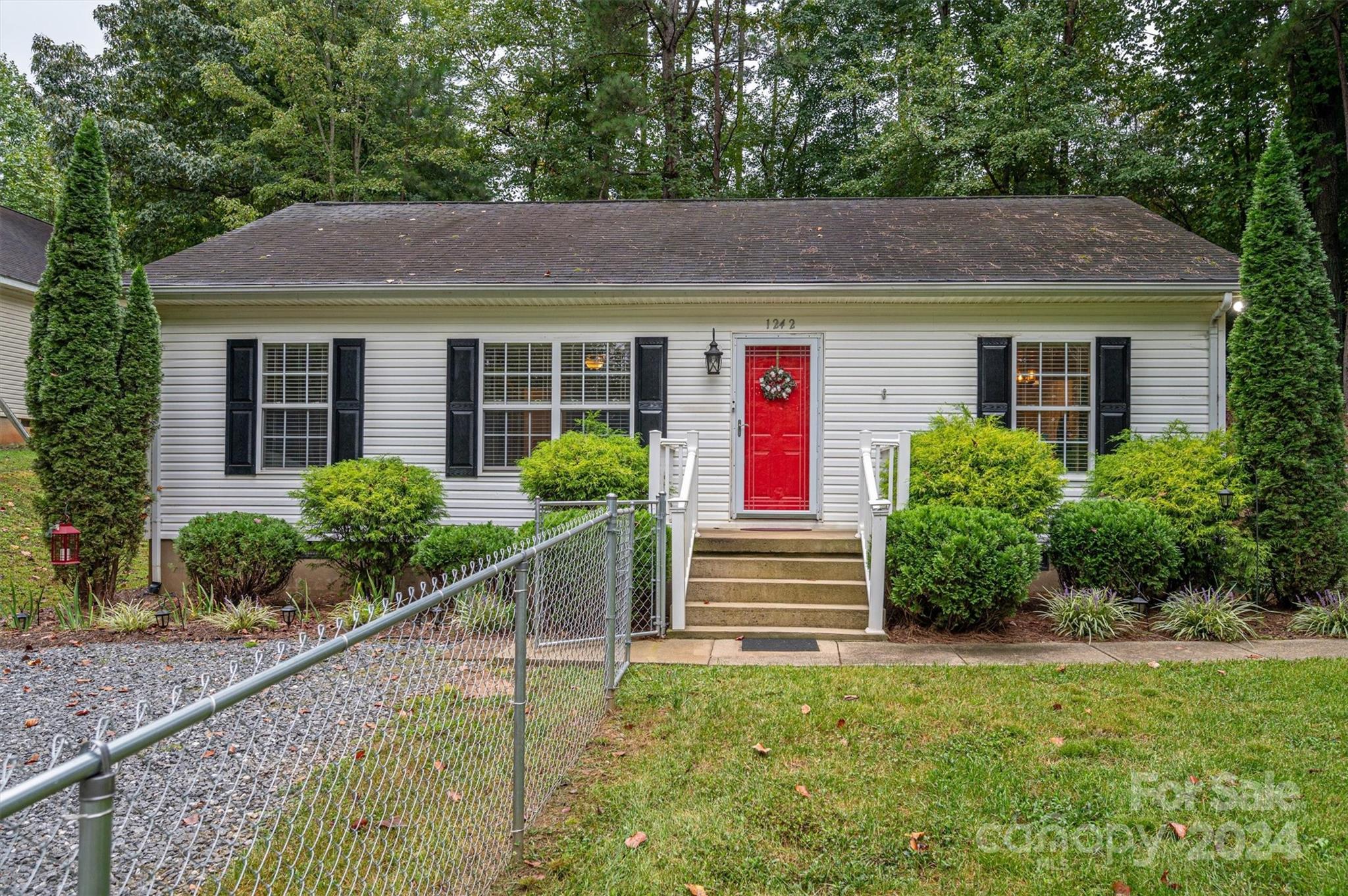 I St, Newton, NC 28658