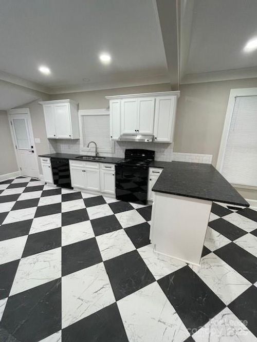210 W 8th Ave, Gastonia, NC, 28052-7517 | Card Image