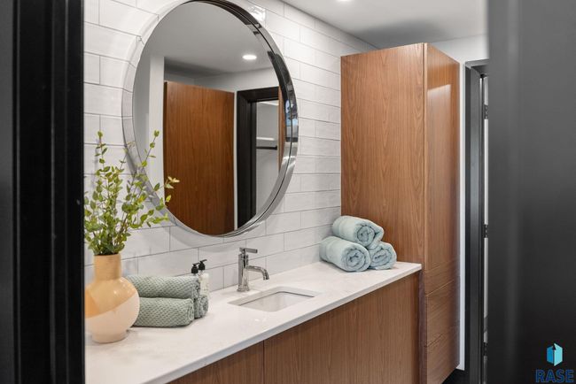 UNIT-102 - 151 E 4 Th Pl, Condo with 2 bedrooms, 3 bathrooms and null parking in Sioux Falls SD | Image 58