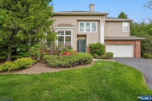 32 Kent Dr, Roseland, NJ, 07068-3707 | Card Image