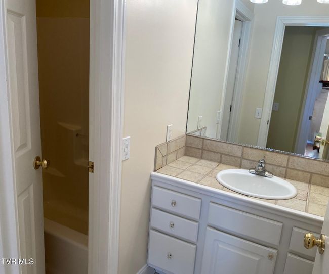 Hall bath | Image 22