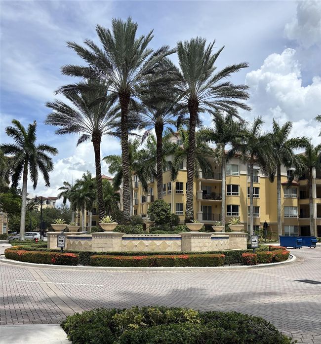 APT-449 - 16101 Emerald Estates Dr, Condo with 2 bedrooms, 3 bathrooms and null parking in Weston FL | Image 27